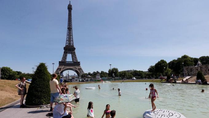 paris canicule trocadero bassin enfants