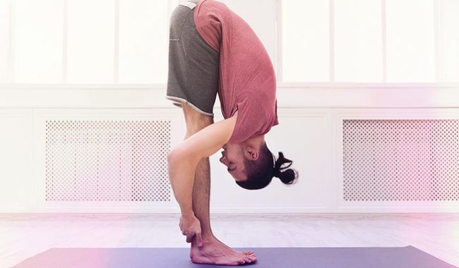 yoga contre la migraine – Hastapadasana ou posture des pieds aux mains