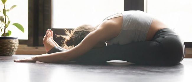 yoga contre la migraine ou posture de l’étirement ouest