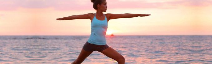 yoga pratique au bord de mer
